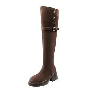 Braune Overknee-Stiefel aus Wildleder mit dicker Sohle und dekorativer Schnalle.