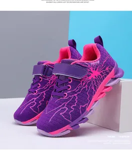 Detailansicht von lila und pinkfarbenen atmungsaktiven Mesh-Laufschuhen für Kinder im Studio