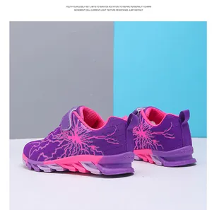 Detailansicht der lila-pinken atmungsaktiven Kinder-Laufschuhe mit einer dicken Sohle
