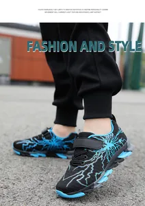 Nahaufnahme der atmungsaktiven Strick-Sneaker für Jungen mit blauem Blitzmuster