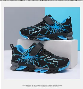 Detail der atmungsaktiven Flyknit-Laufschuhe für Jungen mit blauem Blitzmuster-Design.