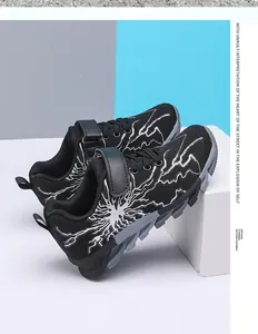 Nahaufnahme von Kindersportschuhen mit Blitzmuster und atmungsaktivem Mesh