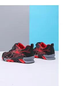 Detailansicht der atmungsaktiven Kinder-Laufschuhe in Schwarz und Rot mit Blitzmuster