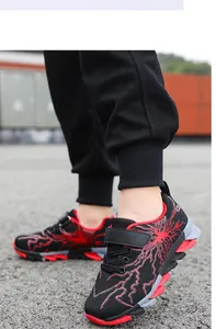 Detailansicht atmungsaktiver Kinder-Laufschuhe aus Flyknit in Schwarz und Rot