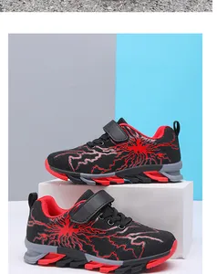 Atmungsaktive Kinder-Laufschuhe aus Fly-Knit mit rotem Blitzmuster und Klettverschluss