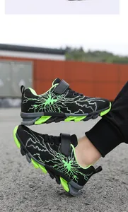 Detailaufnahme von Kinder-Sportschuhen mit atmungsaktivem Strick und Blitzmuster