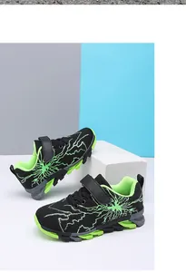 Detailansicht schwarzer Kindersneaker mit neongrünen Blitzmustern (89 Chars)