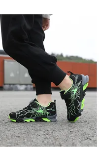 Leichte atmungsaktive Jungen-Laufschuhe aus Flyknit mit leuchtend grünem Blitzmuster am Fuß