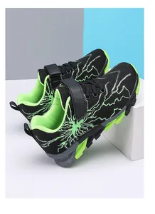 Detailansicht der atmungsaktiven schwarz-neongrünen Mesh-Laufschuhe für Kinder.