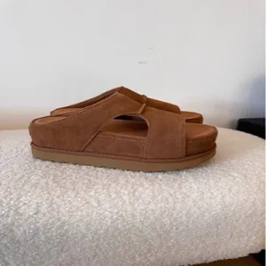Vue latérale de sandales à plateforme en daim marron pour femmes avec semelle épaisse de 6 cm