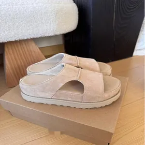 Vue latérale de sandales plateforme en daim beige avec semelles compensées de 6 cm