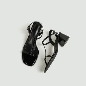 Elegante zwarte laklederen sandalen met blokhak, T-bandje en enkelgespsluiting