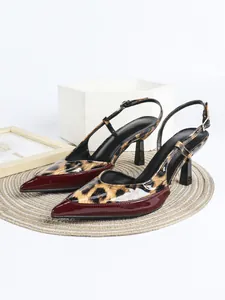 Elegante Slingback-Pumps mit Leopardenmuster, weinroter glänzender Spitze und schmalem Absatz