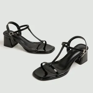 Zwarte laklederen T-strap sandalen met blokhakken en verstelbare gesp aan de enkel