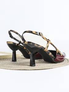 Rückansicht-Detail von Slingback-Pumps mit Leopardenmuster und glänzender burgunderroter Kappe