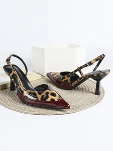 Detail von High Heels mit Leopardenmuster, spitzer Zehenpartie und burgunderrotem Lack.