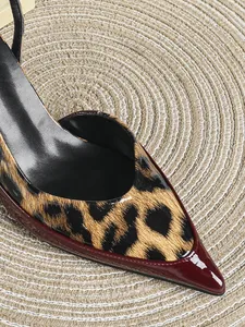 Nahaufnahme von Leopardenmuster und burgunderfarbenem Lackleder bei High Heels