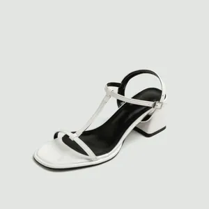 Elegante witte sandalen met T-strap en blokhak, comfortabele zwarte binnenzool