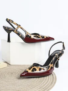 Zapatos destalonados de leopardo con puntera de charol granate y tacón de aguja