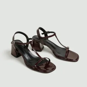 Elegante bordeaux lakleren sandalen met T-bandje en blokhak, chique vierkante teen detail