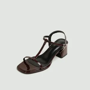 Gedetailleerd overzicht van elegante bordeauxrode laklederen T-strap sandaal met blokhak