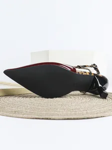 Detailansicht der Leopard-Print und burgunderroten Stiletto-Absatzsohle.