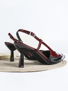 Nahaufnahme roter und schwarzer Slingbacks aus Lackleder mit elegantem Pfennigabsatz
