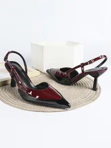 Seitenansicht zweifarbiger bordeauxroter und schwarzer Slingback-Heels aus Lackleder.