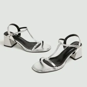 Elegante zilveren metallic sandalen met blokhak, T-bandje en open teenontwerp voor dames