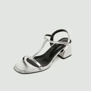 Elegante zilveren T-strap sandalen met blokhak en verstelbare enkelgesp sluiting