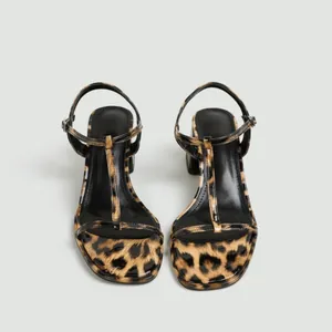 Luipaardprint sandalen met blokhak, enkelbandje en een comfortabel T-strap design.
