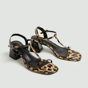Stijlvolle dames sandalen met luipaardprint, blokhak en T-strap gespsluiting.