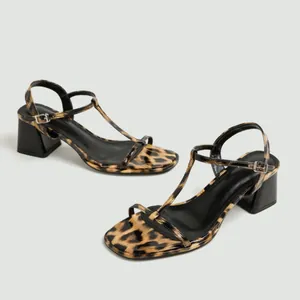 Modieuze luipaardprint sandalen met blokhak, een elegant enkelbandje en een open teen