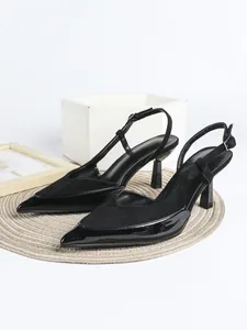 Detailansicht eleganter schwarzer Slingback-Heels mit spitzer Zehenpartie und Lack-Finish