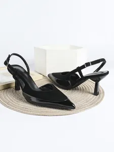 Elegante schwarze Slingpumps mit spitzer Kappe aus mattem und Lackleder-Mix-Effekt.