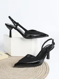 Seitenansicht schwarzer Stilettos mit spitzer Kappe und Materialmix-Oberfläche