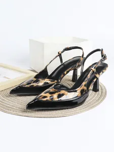 Detailansicht der Slingback-Absätze mit Leopardenmuster und schwarzen Stiletto-Absätzen