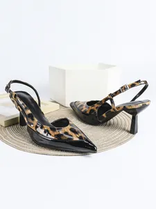 Seitenansicht von Slingpumps mit Leopardenmuster, spitzer Zehenpartie und Lackbesatz