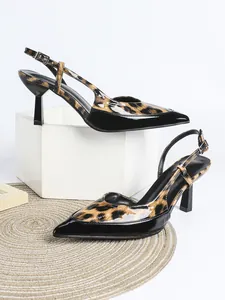 Detailansicht von Slingback-Heels mit Leopardenmuster und schwarzer Lackleder-Spitze