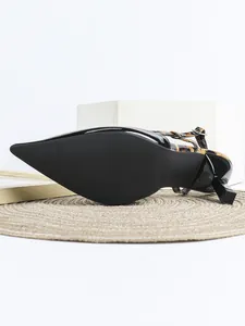 Detaillierte Unteransicht von spitzen High Heels mit Leopardenmuster auf einer Matte