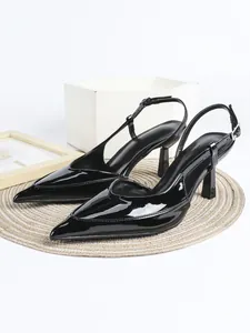 Seitenansicht eleganter schwarzer Lackleder-Slingpumps mit spitzer Zehenpartie.