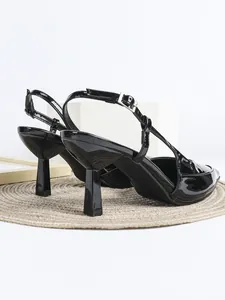 Detailansicht der schwarzen Lackleder-Slingpumps mit spitzer Kappe und elegantem Absatz
