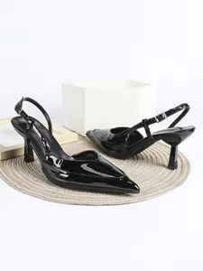 Detailansicht der eleganten schwarzen Lackleder-Slingpumps mit spitzer Zehenpartie.