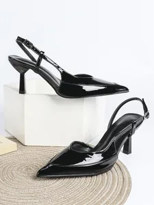 Detailansicht der eleganten schwarzen Lackleder-Stiletto-Pumps mit spitzer Kappe