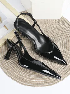 Detailansicht von eleganten schwarzen Lackleder-Slingpumps mit spitzem Zehendesign