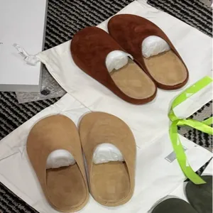 Détail de deux paires de sabots mules en daim élégants en marron et beige avec semelles souples