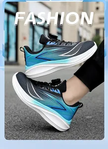 Détail des chaussures de sport respirantes pour hommes avec dégradé bleu et laçage rotatif.