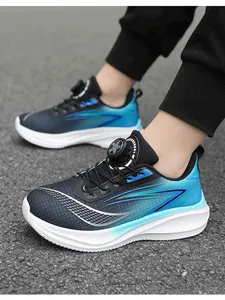 Détail des baskets respirantes pour hommes en dégradé bleu avec système de laçage rapide