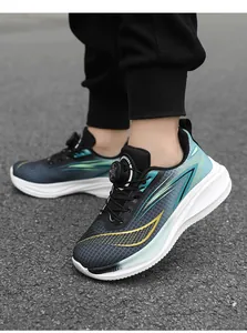 Vue détaillée des baskets de sport respirantes pour hommes avec système de laçage