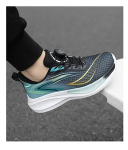 Vue détaillée de baskets en mesh respirant pour hommes avec système de laçage rapide